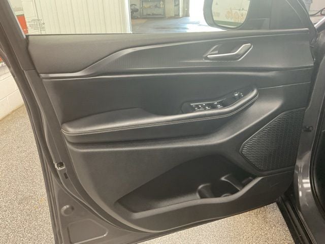 2023 Jeep Grand Cherokee Laredo 4x4