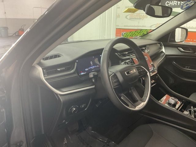 2023 Jeep Grand Cherokee Laredo 4x4