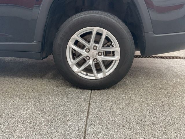 2022 Jeep Grand Cherokee L Laredo 4x4