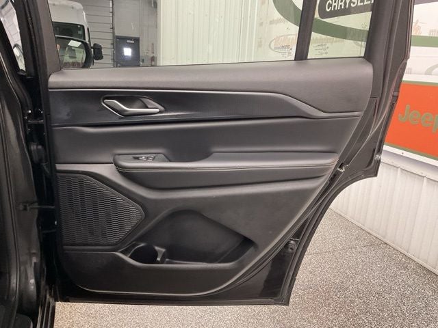 2023 Jeep Grand Cherokee L Laredo 4x4