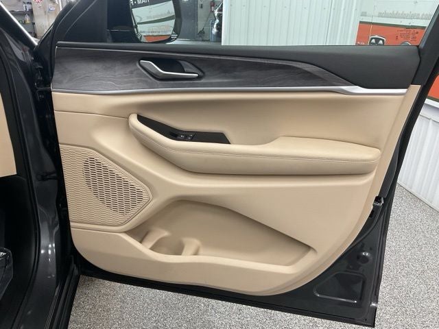 2025 Jeep Grand Cherokee L Limited 4x4