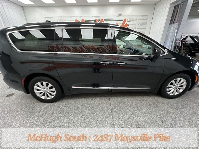 Used 2017 Chrysler Pacifica Touring-L with VIN 2C4RC1BG4HR831369 for sale in Zanesville, OH
