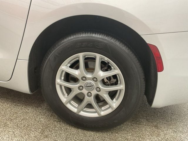 2022 Chrysler Voyager LX