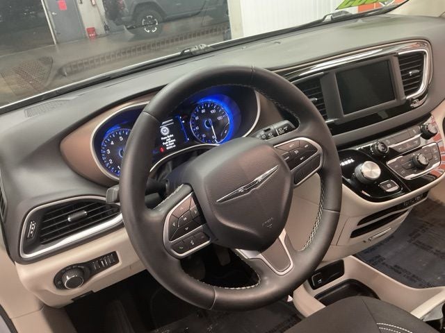 2022 Chrysler Voyager LX