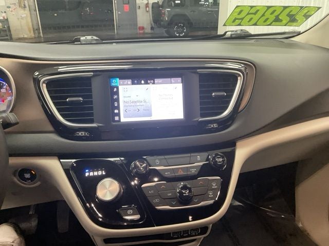 2022 Chrysler Voyager LX