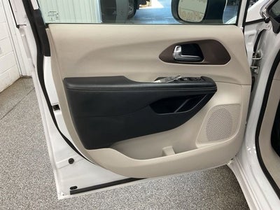 2022 Chrysler Voyager LX