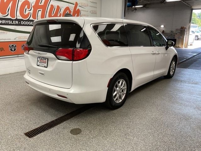 2022 Chrysler Voyager LX