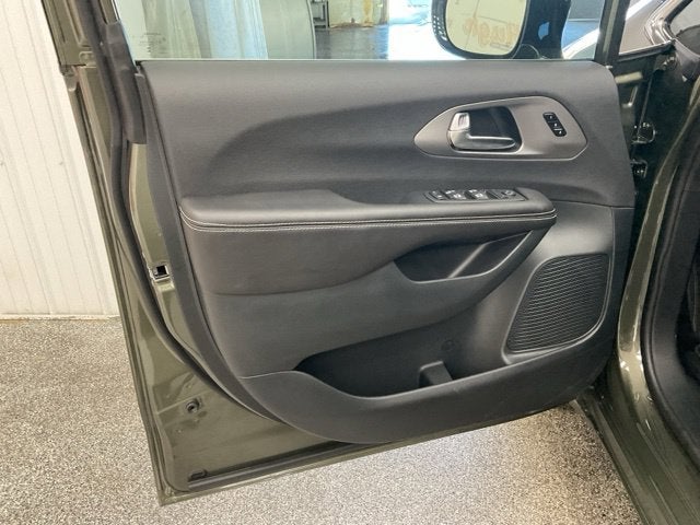 2027 Chrysler Pacifica PACIFICA SELECT AWD